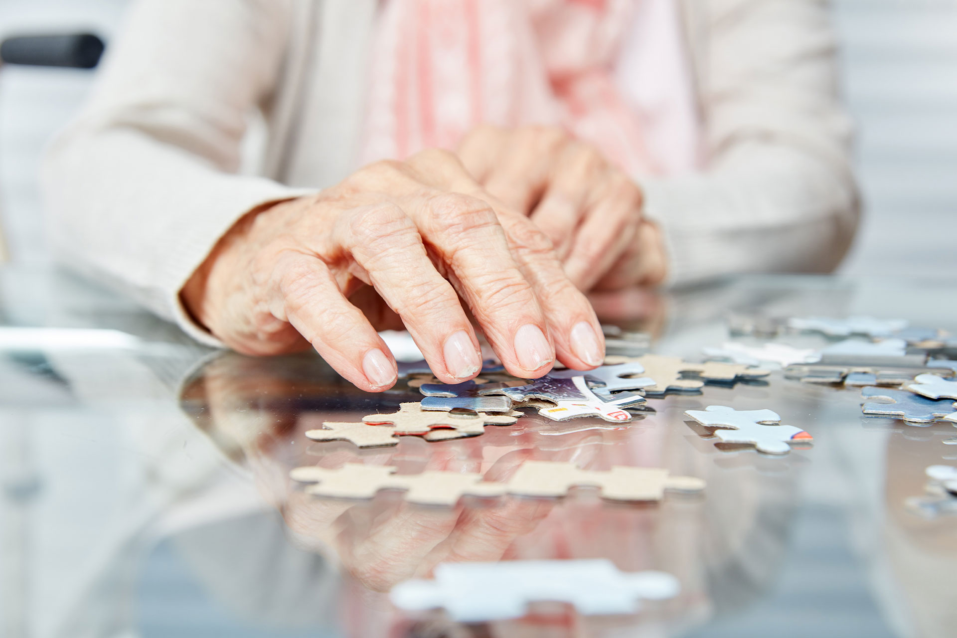 patient building puzzle for mental health