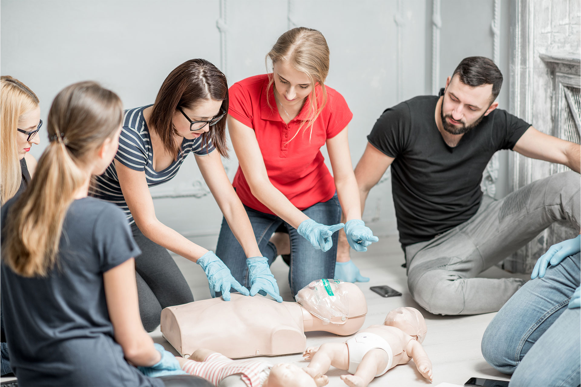 Hero-CPR-Child-Infant instructure teaching cpr to a group