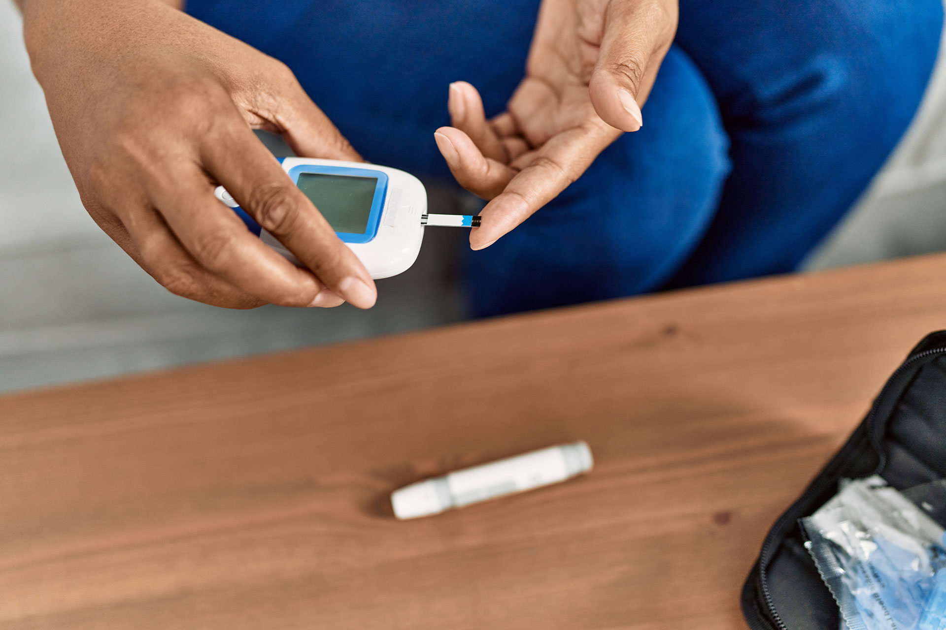 Hero-Diabetes-Tester Nurse and patient thumbs up