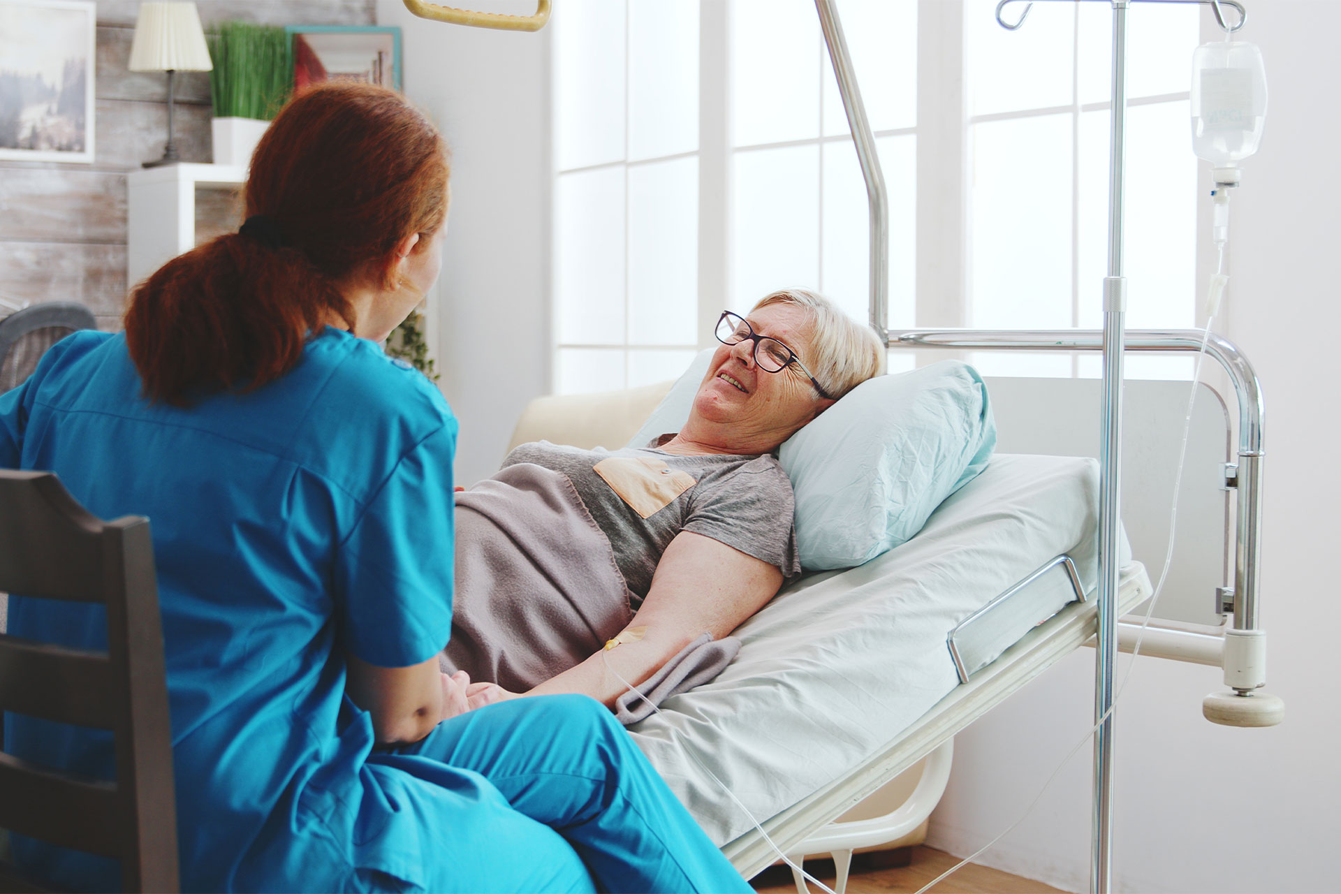 Hero-IV-Infusion-Women Nurse providing iv therapy in Houston