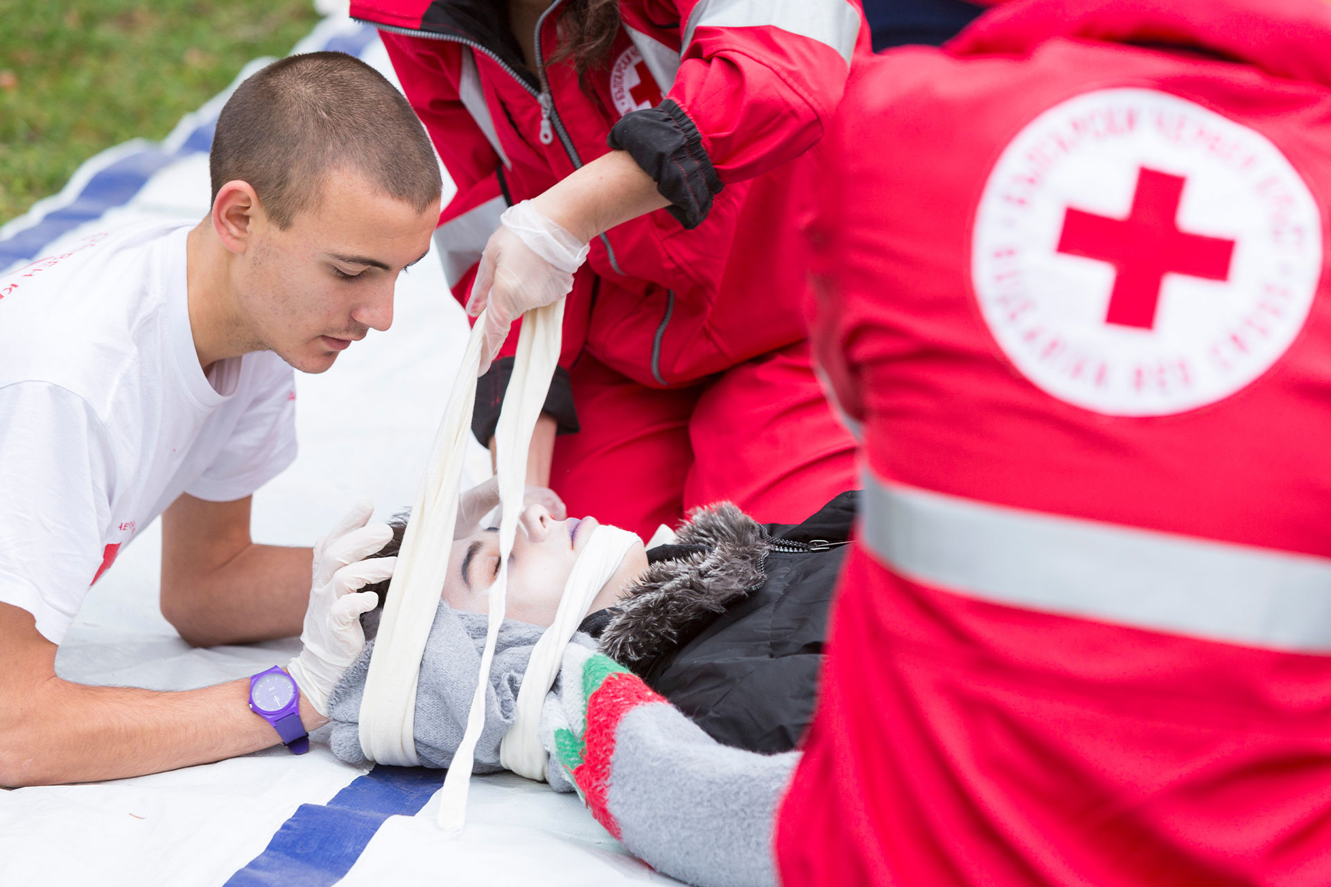 red cross volunteers helping some one | photo by: ©cylonphoto/123RF.COM